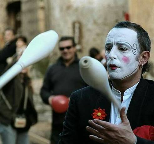 SPETTACOLO DI GIOCOLERIA, MAGIA E CLOWNERIA