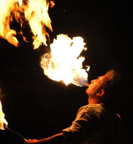 SPETTACOLO DI SPUTAFUOCO, MANGIAFUOCO, CATENE E BASTONI INFUOCATI
